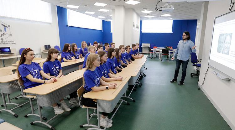 Вячеслав Гладков предложил проект по IT-образованию школьников