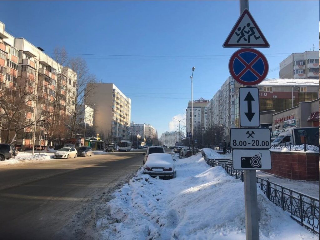 Белгородцев просят убрать с обочин дорог автомобили, мешающие уборке снега