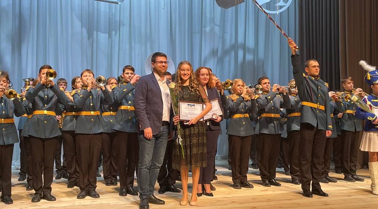 Белгородским школьникам вручили персональные стипендии мэра города
